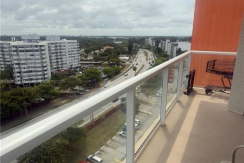Condo in Miami, Florida, 2 bedrooms  № 1715105 - photo 1
