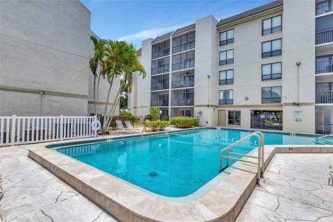 Condo in Sarasota, Florida, 1 bedroom  № 1898806 - photo 25