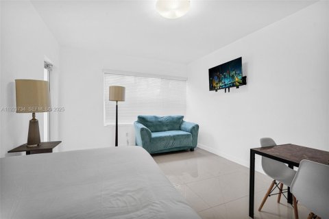 Apartamento en alquiler en Bay Harbor Islands, Florida, 1 dormitorio № 1988593 - foto 2