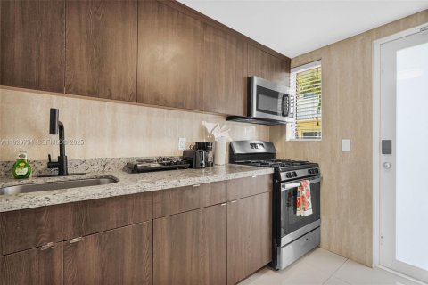 Apartamento en alquiler en Bay Harbor Islands, Florida, 1 dormitorio № 1988593 - foto 13