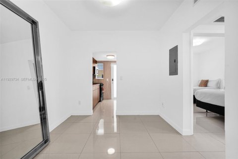 Apartamento en alquiler en Bay Harbor Islands, Florida, 1 dormitorio № 1988593 - foto 18