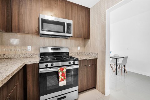 Apartamento en alquiler en Bay Harbor Islands, Florida, 1 dormitorio № 1988593 - foto 29