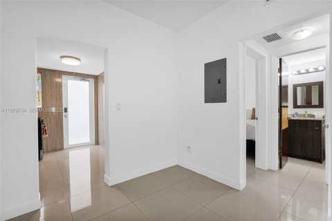 Apartamento en alquiler en Bay Harbor Islands, Florida, 1 dormitorio № 1988593 - foto 17