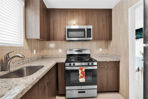 Apartamento en alquiler en Bay Harbor Islands, Florida, 1 dormitorio № 1988593 - foto 28