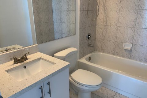 Condo in Miami Beach, Florida, 2 bedrooms  № 1686347 - photo 11