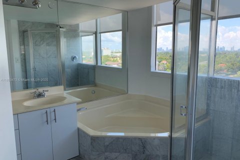 Condo in Miami Beach, Florida, 2 bedrooms  № 1686347 - photo 4