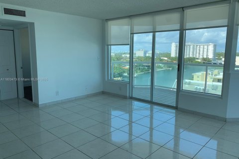 Condo in Miami Beach, Florida, 2 bedrooms  № 1686347 - photo 1