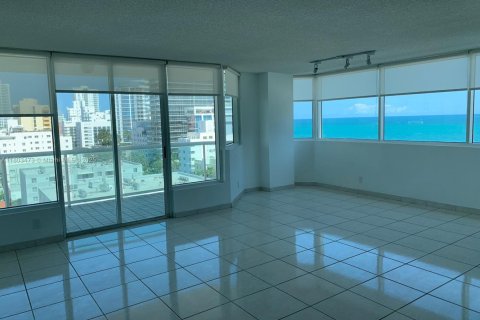 Condo in Miami Beach, Florida, 2 bedrooms  № 1686347 - photo 8