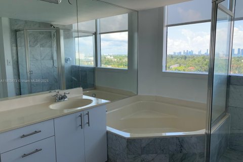 Condo in Miami Beach, Florida, 2 bedrooms  № 1686347 - photo 2