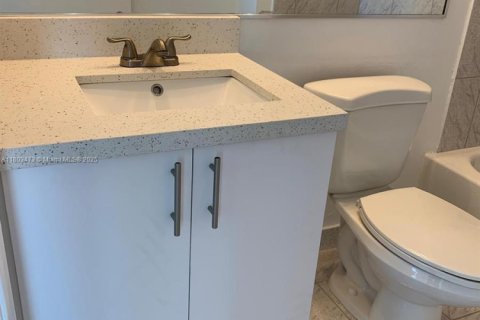 Condo in Miami Beach, Florida, 2 bedrooms  № 1686347 - photo 7