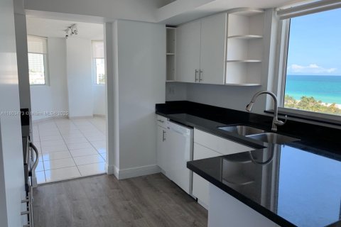 Condo in Miami Beach, Florida, 2 bedrooms  № 1686347 - photo 3