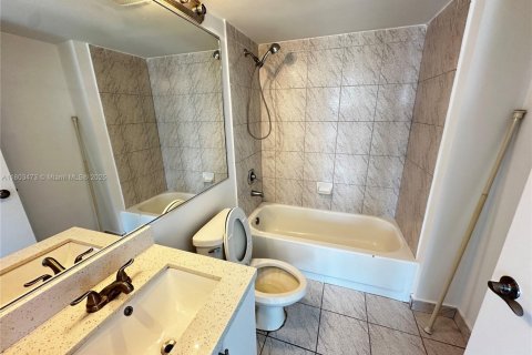 Condo in Miami Beach, Florida, 2 bedrooms  № 1686347 - photo 20