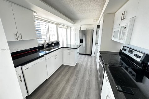 Condo in Miami Beach, Florida, 2 bedrooms  № 1686347 - photo 13