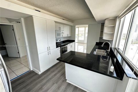 Condo in Miami Beach, Florida, 2 bedrooms  № 1686347 - photo 14