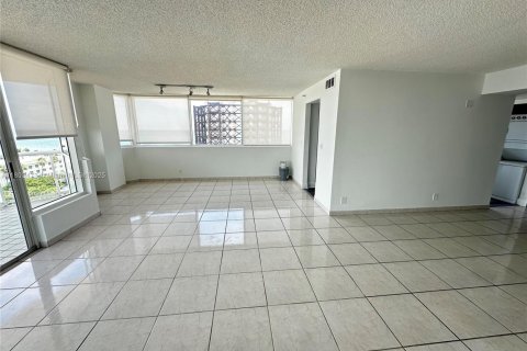 Condo in Miami Beach, Florida, 2 bedrooms  № 1686347 - photo 12