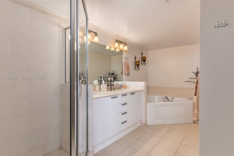 Condo in Sunny Isles Beach, Florida, 2 bedrooms  № 2091065 - photo 14