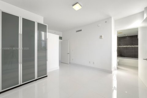Condo in Miami, Florida, 2 bedrooms № 1989648 - photo 7