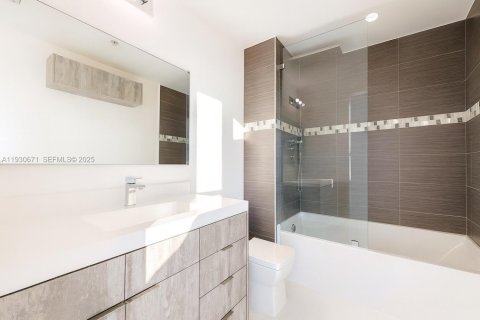 Condo in Miami, Florida, 2 bedrooms № 1989648 - photo 8