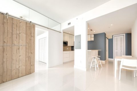 Condo in Miami, Florida, 2 bedrooms № 1989648 - photo 3