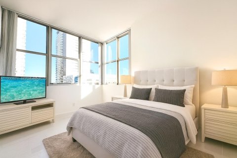Condo in Miami, Florida, 2 bedrooms № 1989648 - photo 14