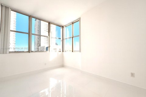 Condo in Miami, Florida, 2 bedrooms № 1989648 - photo 13