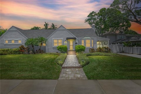 Casa en venta en Saint Petersburg, Florida, 3 dormitorios, 205.5 m2 № 1810126 - foto 1