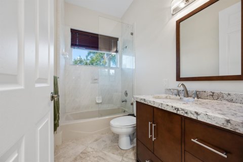 House in Wellington, Florida 4 bedrooms, 437.57 sq.m. № 2388010 - photo 29