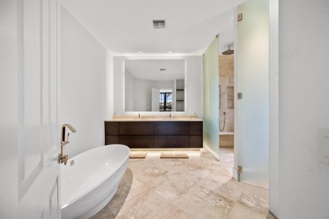 House in Wellington, Florida 4 bedrooms, 437.57 sq.m. № 2388010 - photo 23