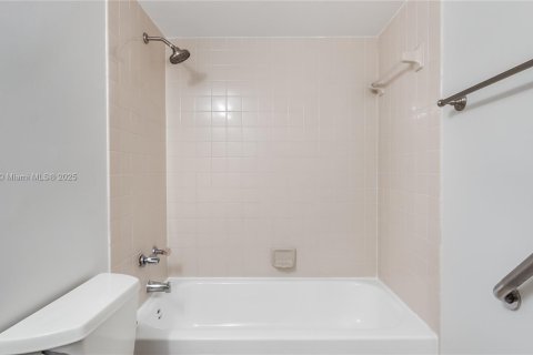 Снять в аренду кондоминиум в Корал-Спрингс, Флорида 2 спальни, 105.26м2, № 1895532 - фото 12