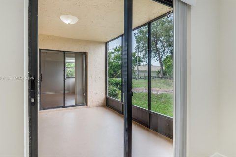 Снять в аренду кондоминиум в Корал-Спрингс, Флорида 2 спальни, 105.26м2, № 1895532 - фото 22