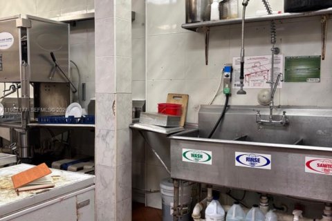 Commercial property in Weston, Florida № 2046654