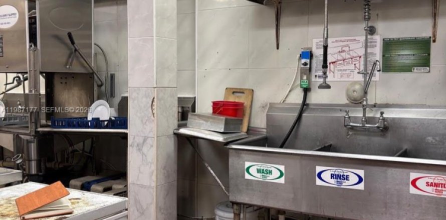 Commercial property in Weston, Florida № 2046654