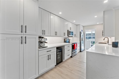 Condo in Fort Lauderdale, Florida, 2 bedrooms № 2244211 - photo 3