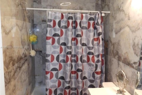 Villa ou maison à vendre à Miami, Floride: 4 chambres, 167.78 m2 № 2023855 - photo 17