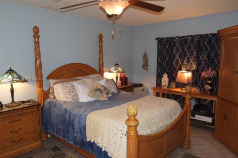 Villa ou maison à vendre à Miami, Floride: 4 chambres, 167.78 m2 № 2023855 - photo 13