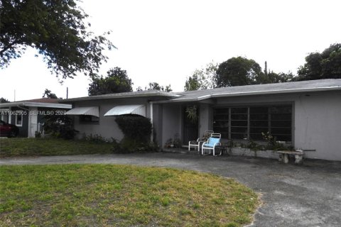 Villa ou maison à vendre à Miami, Floride: 4 chambres, 167.78 m2 № 2023855 - photo 2