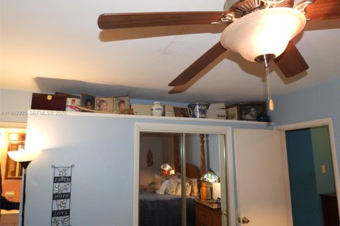 Villa ou maison à vendre à Miami, Floride: 4 chambres, 167.78 m2 № 2023855 - photo 16