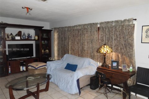 Villa ou maison à vendre à Miami, Floride: 4 chambres, 167.78 m2 № 2023855 - photo 3