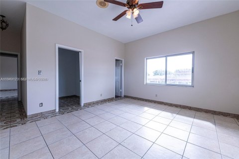 Снять в аренду квартиру в Дания-Бич, Флорида 3 спальни, 4102.19м2, № 1997356 - фото 18