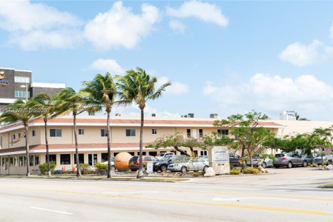 Снять в аренду квартиру в Дания-Бич, Флорида 3 спальни, 4102.19м2, № 1997356 - фото 8