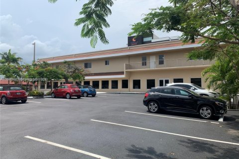 Снять в аренду квартиру в Дания-Бич, Флорида 3 спальни, 4102.19м2, № 1997356 - фото 5