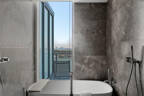 Condo in Miami Beach, Florida, 3 bedrooms  № 1965748 - photo 18