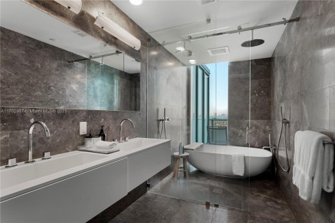 Condo in Miami Beach, Florida, 3 bedrooms  № 1965748 - photo 17