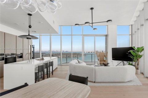 Condo in Miami Beach, Florida, 3 bedrooms  № 1965748 - photo 1