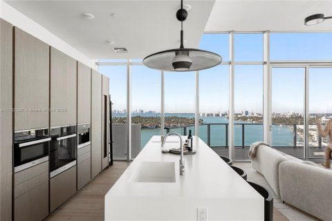 Condo in Miami Beach, Florida, 3 bedrooms  № 1965748 - photo 13