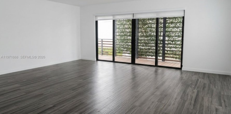 Кондоминиум с 2 спальнями в Майами, Флорида № 2047487