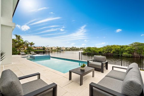 House in Ocean Ridge, Florida 4 bedrooms, 315.96 sq.m. № 966017 - photo 1