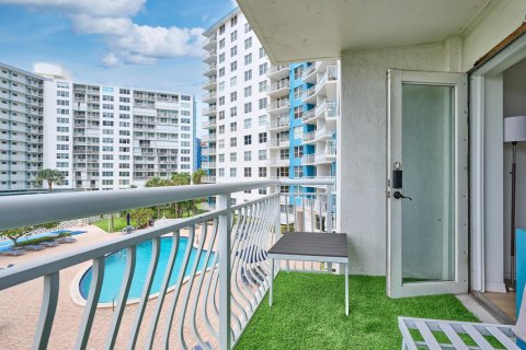 Купить кондоминиум в Помпано-Бич, Флорида 3 комнаты, 111.48м2, № 2177271 - фото 16