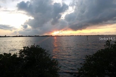 Condo in Saint Petersburg, Florida, 2 bedrooms № 2115389 - photo 13