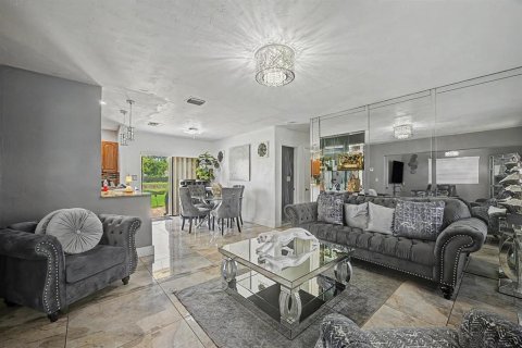 House in Miami, Florida 3 bedrooms, 111.48 sq.m. № 2364213 - photo 6
